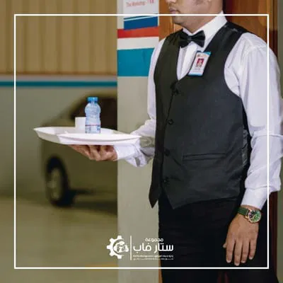 نادل-يقدم-مشروب-طاقم-خدمات-ضيافة-للشركات-بالرياض-في-اجتماع-رسمي