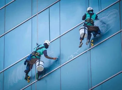 تنظيف-واجهات-زجاج-المباني-بالرياض-خدمات-نظافة-على-ارتفاع-شاهق