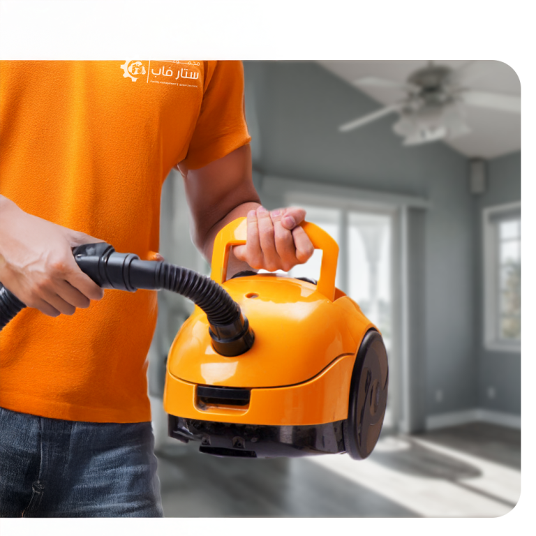 عامل من مجموعة ستار فاب يحمل جهاز تنظيف احترافي داخل منزل فارغ وجاهز للتنظيف