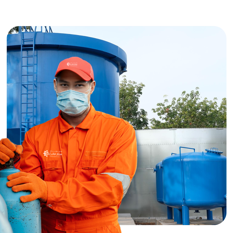 فني من مجموعة ستار يرتدي زي الحماية ويقوم بتنظيف وتعقيم خزان مياه أزرق في الهواء الطلق