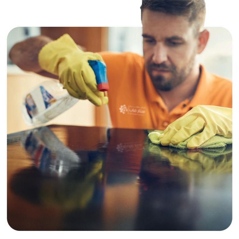 عامل من مجموعة ستار يقوم بجلي وتلميع سطح رخامي باستخدام أدوات تنظيف ومواد مخصصة