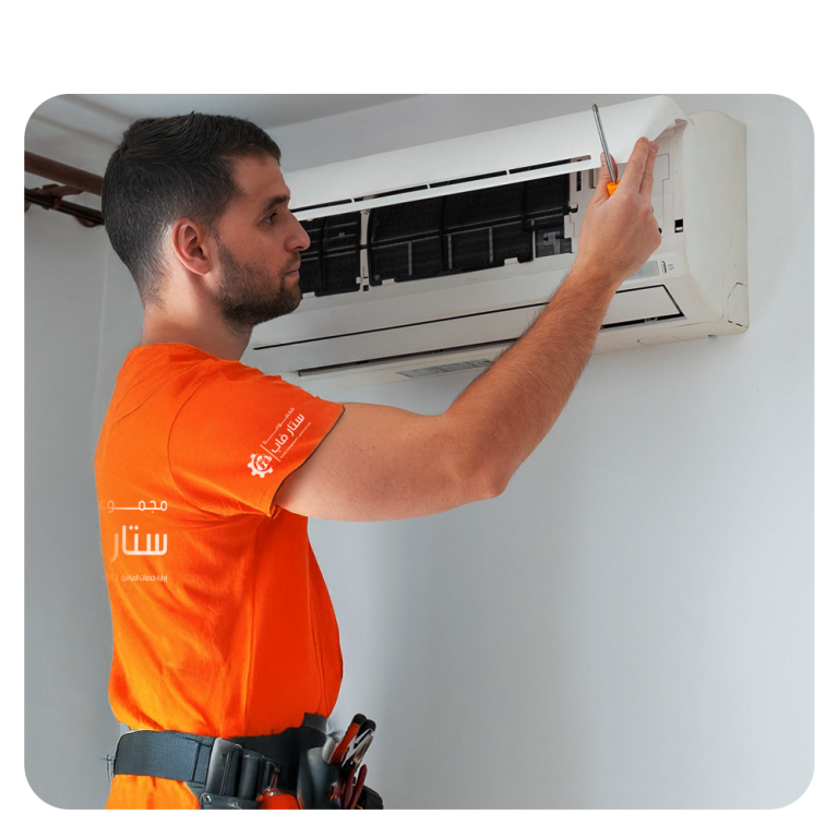 فني صيانة مكيفات سبليت من مجموعة ستار يقوم بفحص المكيف داخل المنزل