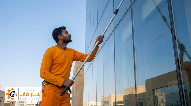فني محترف من ستار فاب يقوم بعملية تنظيف واجهات زجاجية لمبنى تجاري في الرياض باستخدام أحدث المعدات.