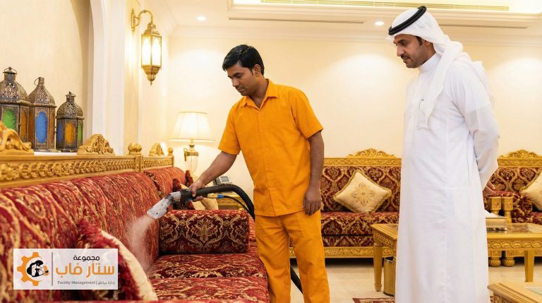 فني متخصص من ستار فاب يقوم بعملية تنظيف مجالس الضيوف بالبخار للحفاظ على جودة الأقمشة الفاخرة.